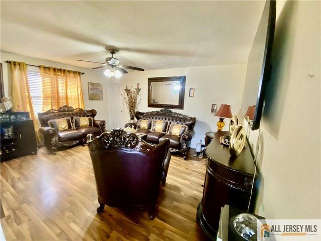 22 Oakwood Place, North Brunswick, NJ 08902