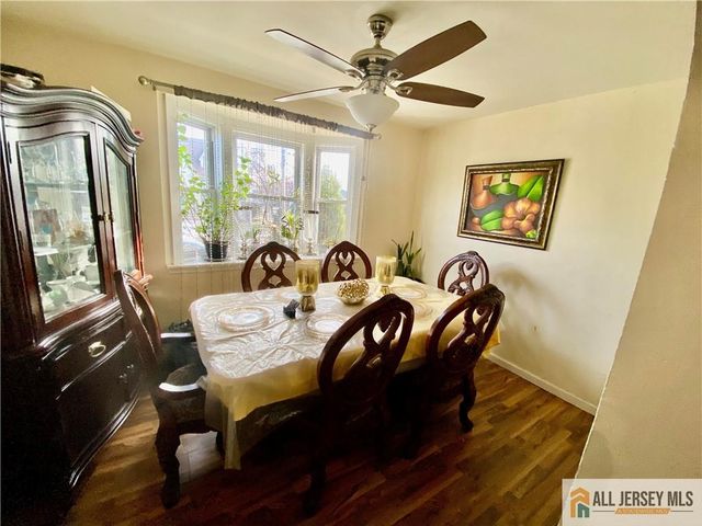 22 Oakwood Place, North Brunswick, NJ 08902