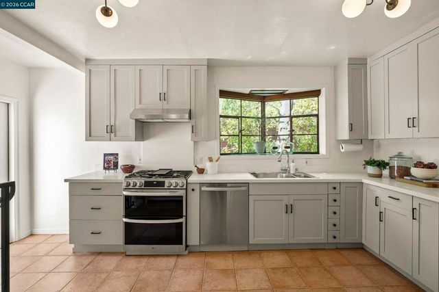 7 Las Mesas Path, Orinda, CA 94563