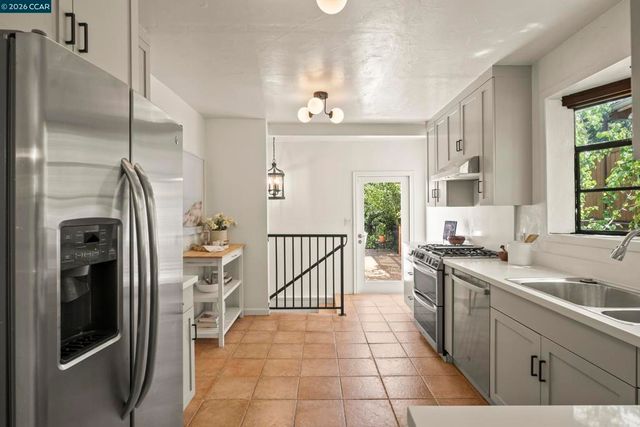 7 Las Mesas Path, Orinda, CA 94563