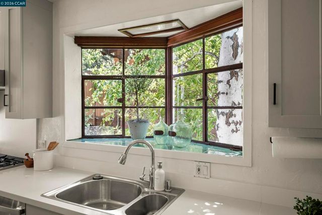 7 Las Mesas Path, Orinda, CA 94563