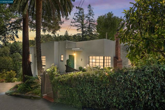 7 Las Mesas Path, Orinda, CA 94563