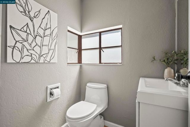 7 Las Mesas Path, Orinda, CA 94563