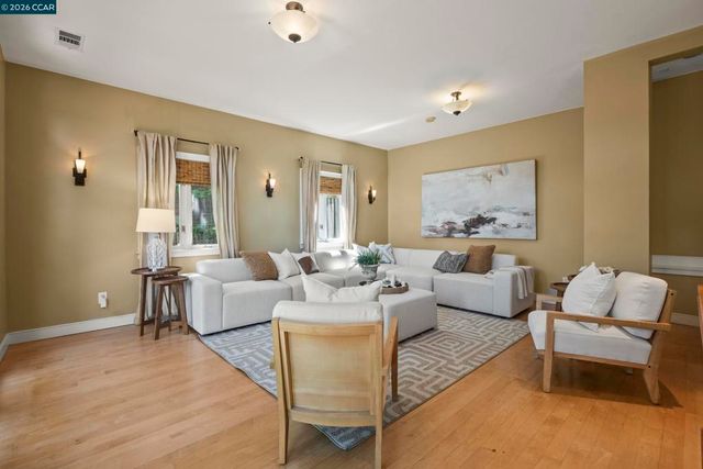 7 Las Mesas Path, Orinda, CA 94563