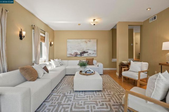 7 Las Mesas Path, Orinda, CA 94563