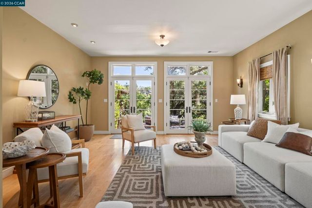 7 Las Mesas Path, Orinda, CA 94563