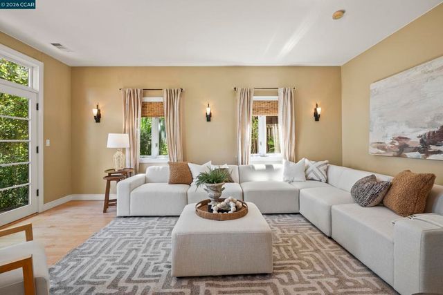 7 Las Mesas Path, Orinda, CA 94563