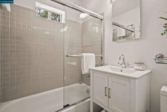 7 Las Mesas Path, Orinda, CA 94563