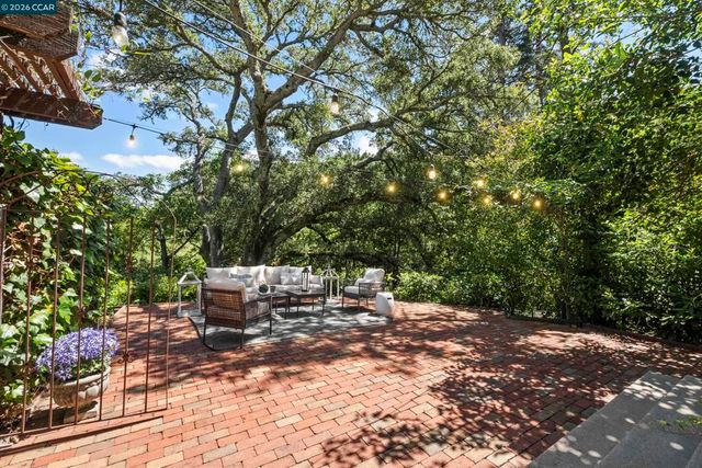 7 Las Mesas Path, Orinda, CA 94563