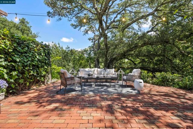 7 Las Mesas Path, Orinda, CA 94563