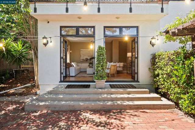 7 Las Mesas Path, Orinda, CA 94563