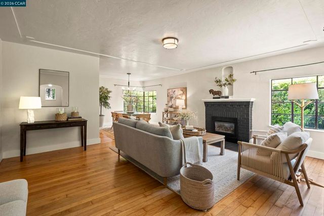 7 Las Mesas Path, Orinda, CA 94563