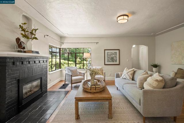 7 Las Mesas Path, Orinda, CA 94563