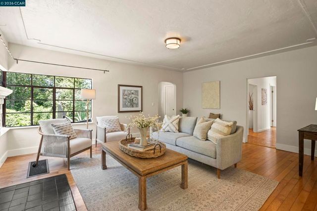 7 Las Mesas Path, Orinda, CA 94563