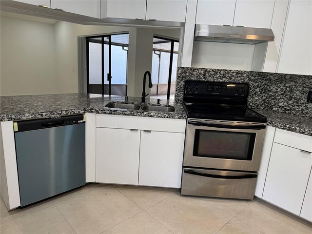 17340 NW 63rd Ave, Hialeah, FL 33015