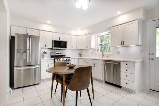 900 Dearborn Circle, Carol Stream, IL 60188