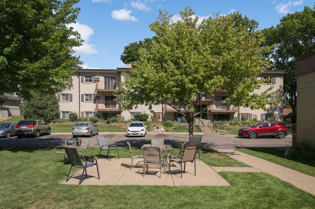 240 Wentworth Avenue W 302, West Saint Paul, MN 55118