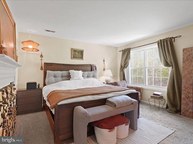 8 LAKESIDE DR, Stafford, VA 22554