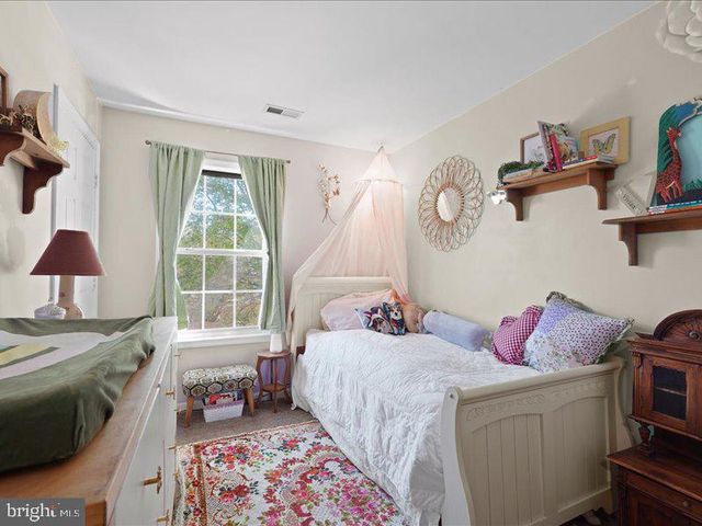 8 LAKESIDE DR, Stafford, VA 22554