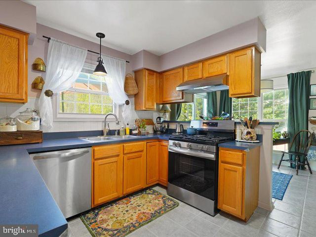 8 LAKESIDE DR, Stafford, VA 22554