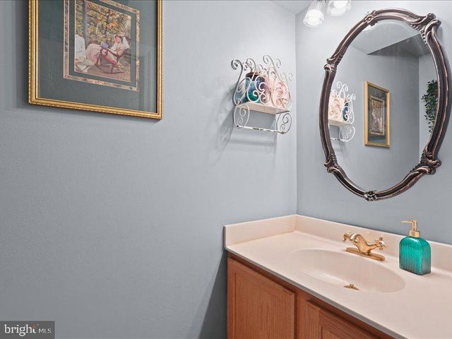 8 LAKESIDE DR, Stafford, VA 22554