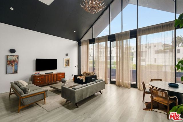 2230 Glendale Boulevard, Los Angeles, CA 90039