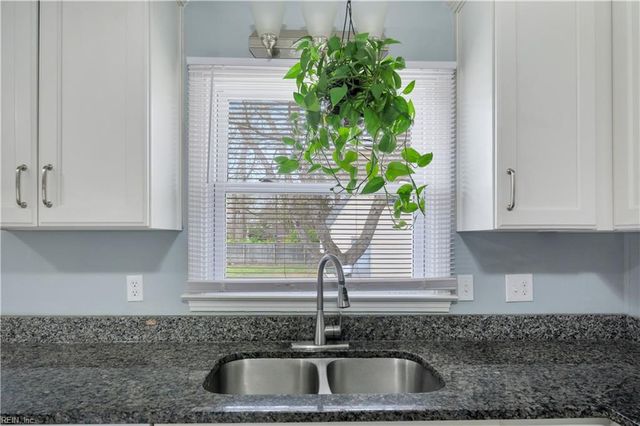 877 Lacon DR, Newport News, VA 23608