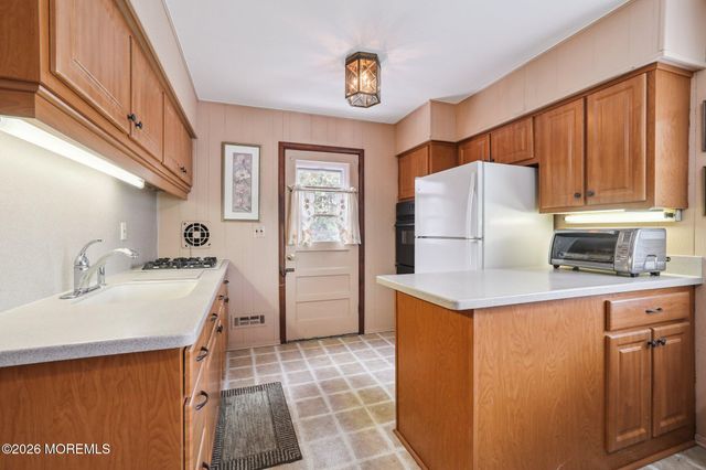 42 Parkview Drive, Hazlet, NJ 07730