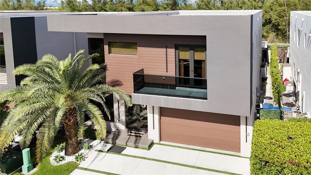 7447 NW 97th Ct, Doral, FL 33178