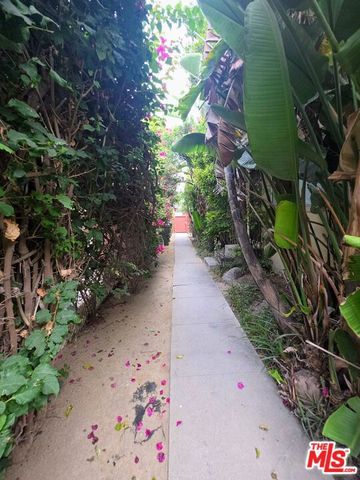 632 Santa Clara Avenue A, Los Angeles, CA 90291