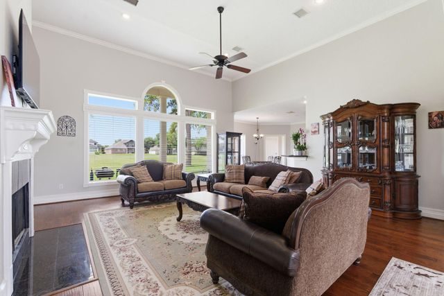 108 Somerton Drive, Montgomery, TX 77356