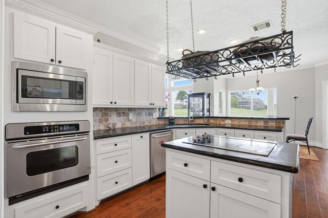 108 Somerton Drive, Montgomery, TX 77356
