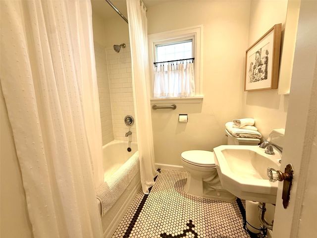 7909 9th Avenue SW, Seattle, WA 98106