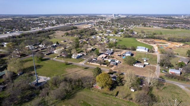 610 E McKennon, Calera, OK 74730