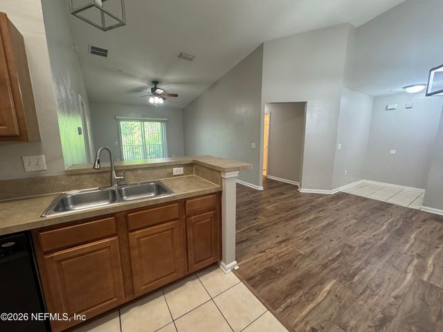 6099 MAGGIES Circle 114, Jacksonville, FL 32244