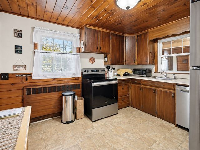 15 Woodland Road, Scituate, RI 02857