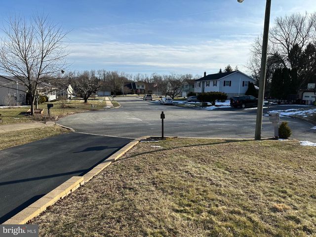 35 DOGWOOD CIR, Elizabethtown, PA 17022