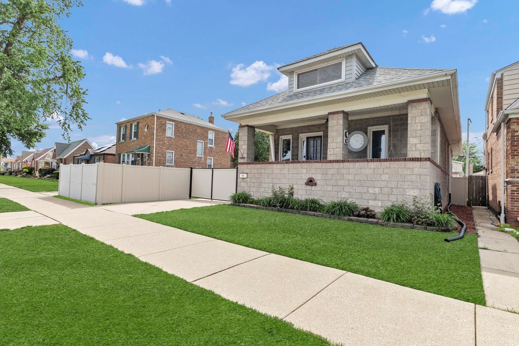 Image 2 of property listing at 5412 S Natoma Avenue, Chicago, IL 60638