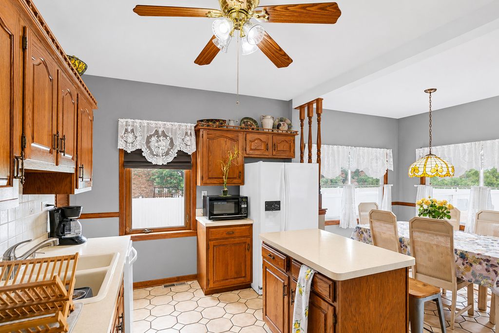 Image 11 of property listing at 5412 S Natoma Avenue, Chicago, IL 60638