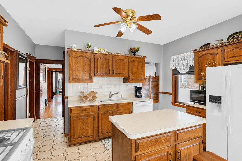 Image 12 of property listing at 5412 S Natoma Avenue, Chicago, IL 60638