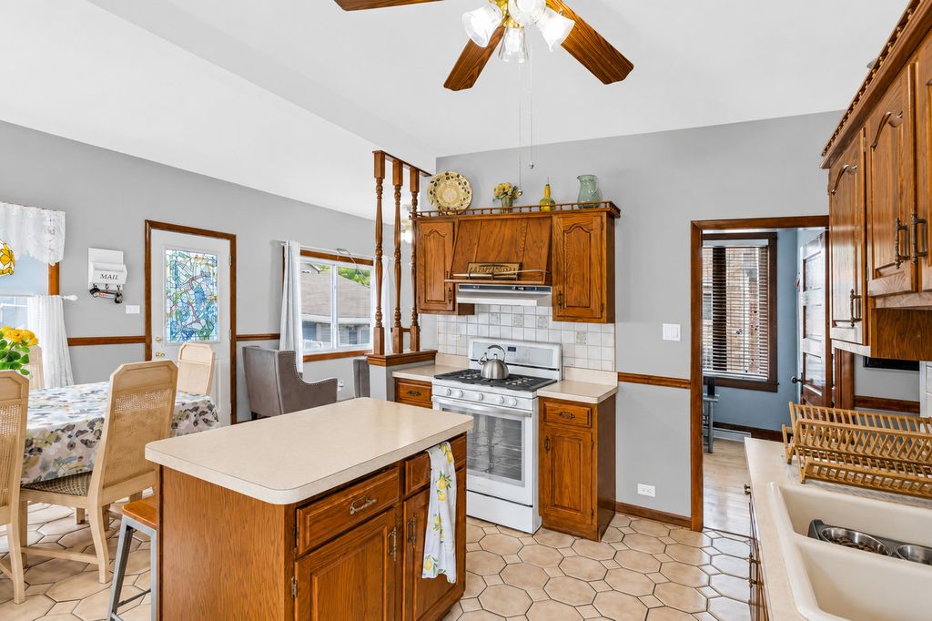 Image 13 of property listing at 5412 S Natoma Avenue, Chicago, IL 60638