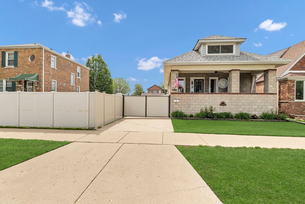 Image 3 of property listing at 5412 S Natoma Avenue, Chicago, IL 60638