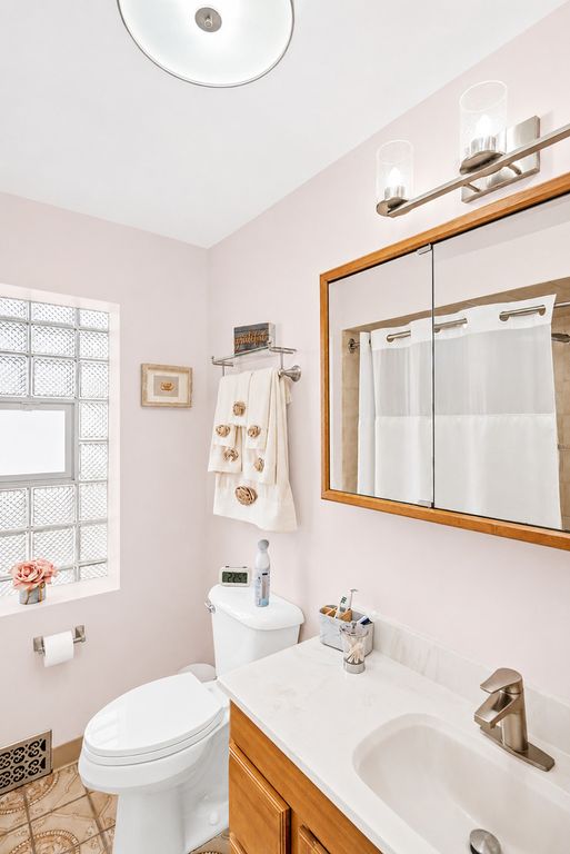 Image 24 of property listing at 5412 S Natoma Avenue, Chicago, IL 60638