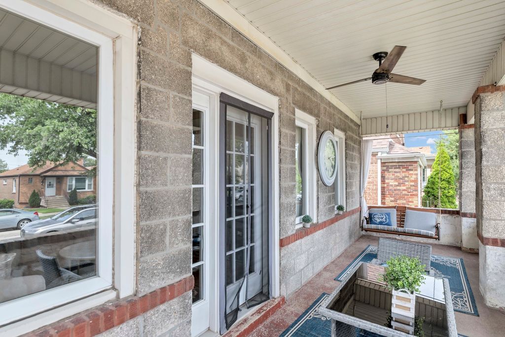 Image 4 of property listing at 5412 S Natoma Avenue, Chicago, IL 60638