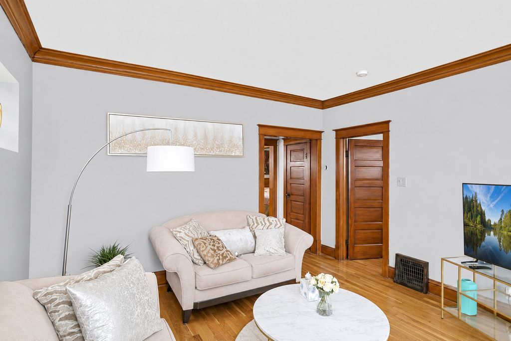Image 5 of property listing at 5412 S Natoma Avenue, Chicago, IL 60638