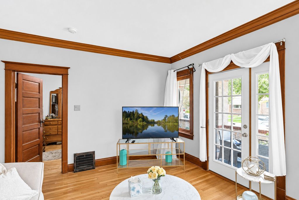 Image 6 of property listing at 5412 S Natoma Avenue, Chicago, IL 60638