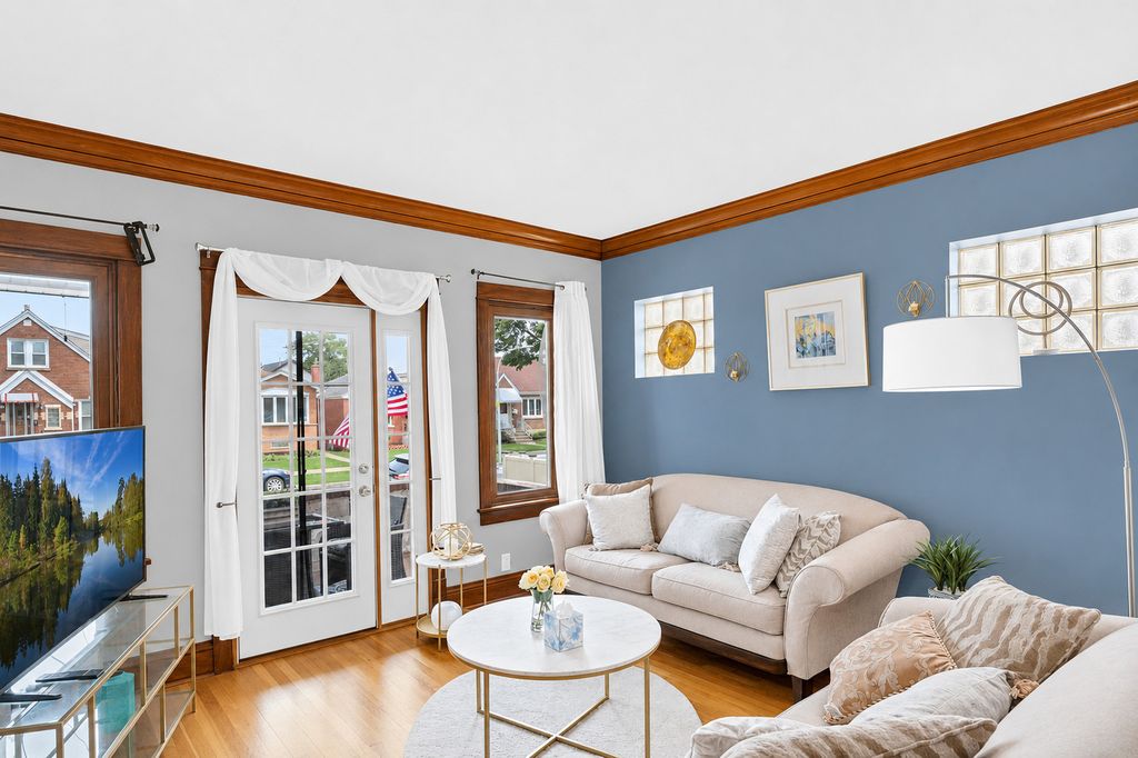Image 7 of property listing at 5412 S Natoma Avenue, Chicago, IL 60638