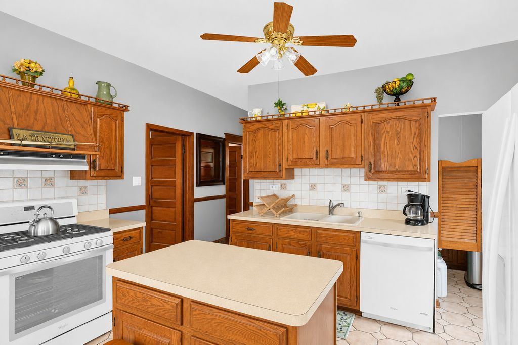 Image 10 of property listing at 5412 S Natoma Avenue, Chicago, IL 60638