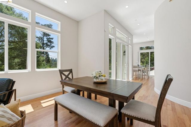 1860 Arrowhead Dr, Oakland, CA 94611