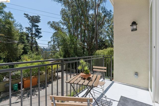 1860 Arrowhead Dr, Oakland, CA 94611